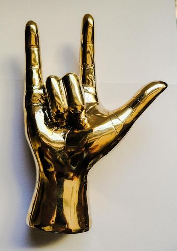 Object het teken "LOVE YOU" beschikbaar voor biedingen