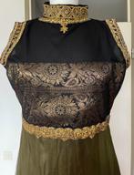 Leger-groene jurk met goudkleurige motieven, Kleding | Dames, Gelegenheidskleding, Maat 38/40 (M), Galajurk, Nieuw, Ophalen of Verzenden
