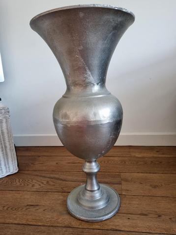 Aluminium vaas, groot,  beschikbaar voor biedingen