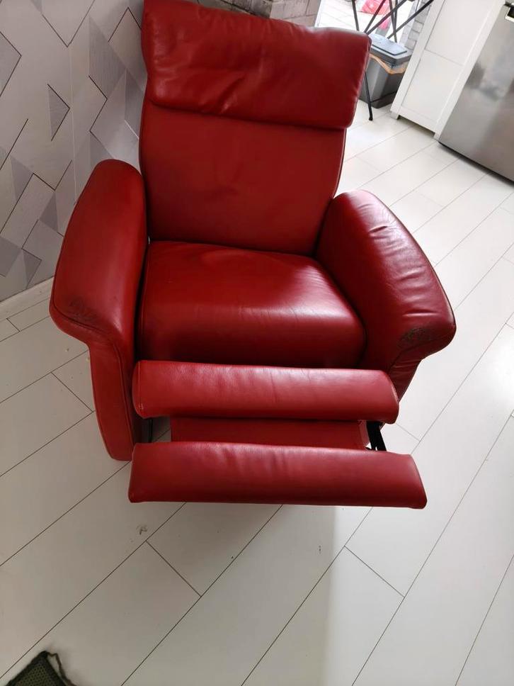 Rode leren relaxstoel, Huis en Inrichting, Fauteuils, Gebruikt, Leer, 50 tot 75 cm, Minder dan 75 cm, Ophalen of Verzenden