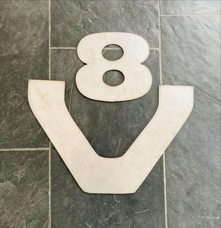 Groot V8 Plaatstalen Logo, Auto-onderdelen, Motor en Toebehoren, Universele onderdelen, Nieuw, Ophalen