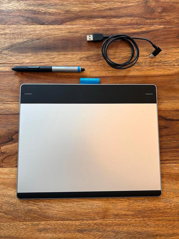 Wacom Intuos Pen & Touch teken Tablet maat M, Computers en Software, Tekentablets, Zo goed als nieuw, Bedraad, Multi-touch, Ophalen of Verzenden