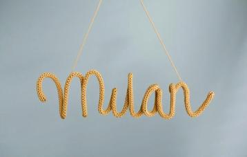 Gepunnikte naam Milan - Okergeel beschikbaar voor biedingen