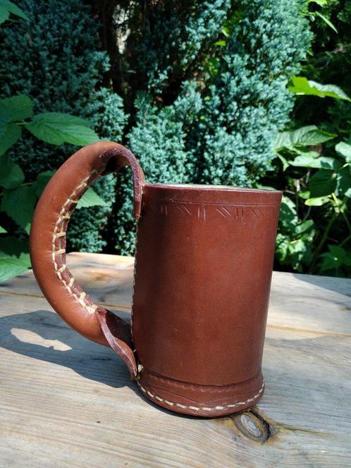 Leren handgemaakte drinkbeker/mok, Huis en Inrichting, Keuken | Servies, Nieuw, Kop(pen) en/of Schotel(s), Overige stijlen, Keramiek
