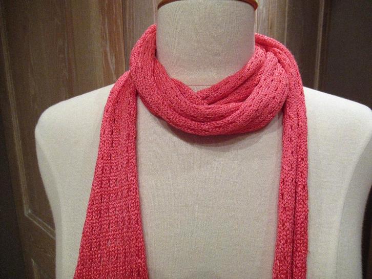 Nieuwe roze glanzende InWear sjaal, Kleding | Dames, Mutsen, Sjaals en Handschoenen, Zo goed als nieuw, Sjaal, Maat 38/40 (M)