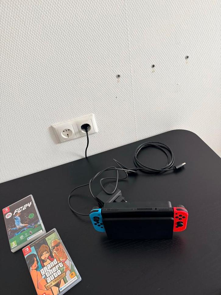 Nintendo Switch OLED + Games (FIFA 24, GTA), Spelcomputers en Games, Games | Nintendo Switch, Zo goed als nieuw, Sport, 3 spelers of meer