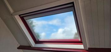 Groot Velux dakraam 120x90 met verduisterings gordijn beschikbaar voor biedingen