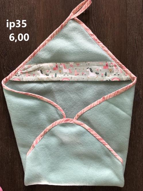 Poppenkleertjes baby pop badcape. Opbrengst KiKa., Kinderen en Baby's, Speelgoed | Poppen, Nieuw, Babypop, Ophalen