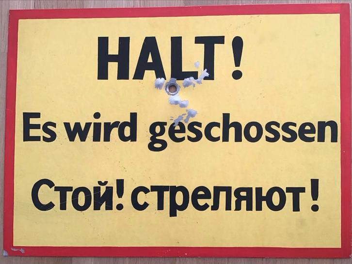 DDR Grensbord "Halt! Es wird geschossen!", Verzamelen, Militaria | Algemeen, Overige soorten, Overige typen, Duitsland, Ophalen of Verzenden