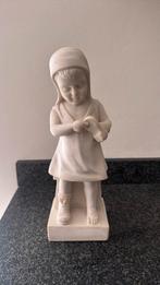 Beeldje kind met schoen, alabaster, Ophalen, Gebruikt, Mens
