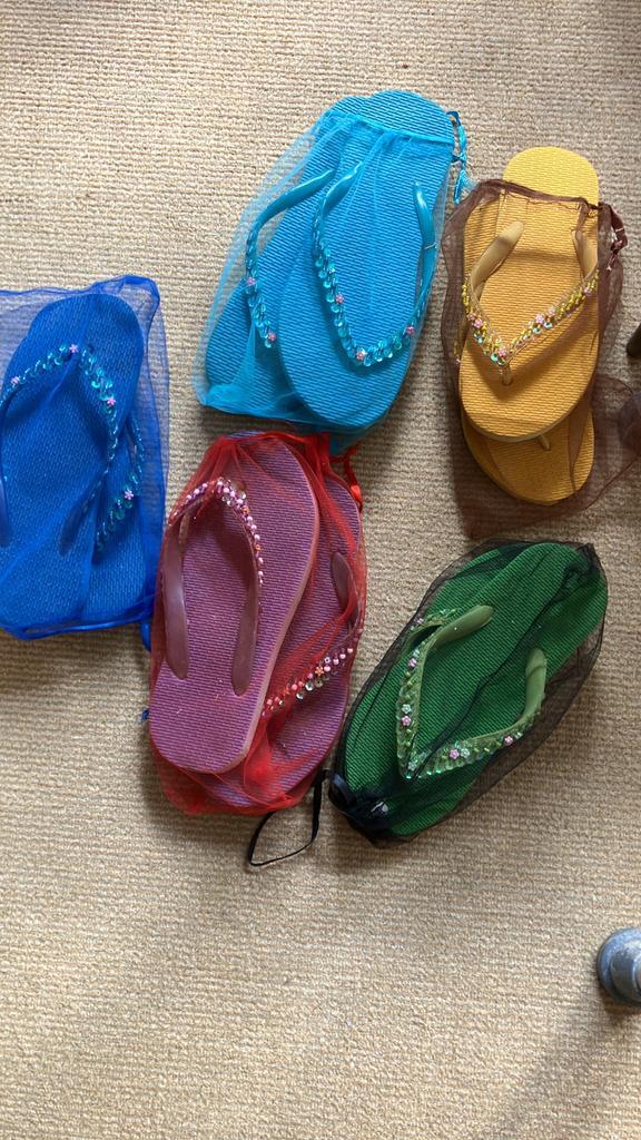 Slippers 5 kleuren GRATIS OPHALEN. complete set., Kleding | Dames, Schoenen, Zo goed als nieuw, Ophalen