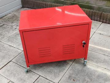 Rood metalen gereedschapskastje op wieltjes beschikbaar voor biedingen