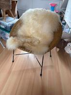 Rieten stoel met vacht, Huis en Inrichting, Stoelen, Ophalen, Zo goed als nieuw, Bruin, Eén