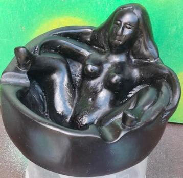 Asbak . Erotische asbak. Naaktmodel.  beschikbaar voor biedingen