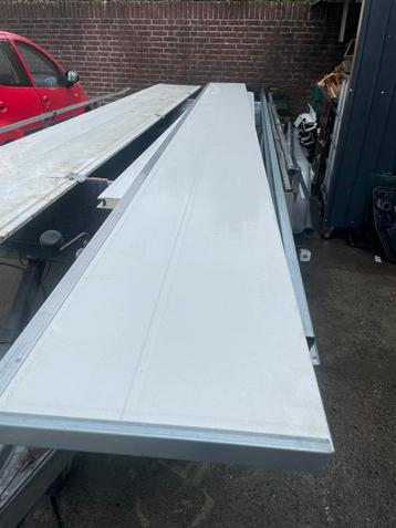 Paneel garagedeur onderprofiel beschikbaar voor biedingen