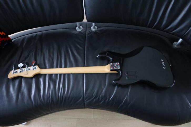 Marcus Miller Sire 8 fretloze bas, Muziek en Instrumenten, Snaarinstrumenten | Gitaren | Bas, Zo goed als nieuw, Ophalen
