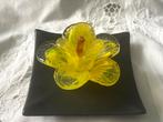 Gele glazen bloem op zwarte schaal, Overige materialen, 4 tot 7 cm, Geel, Ophalen of Verzenden