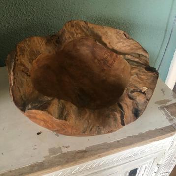 Unieke handgemaakte houten schaal beschikbaar voor biedingen