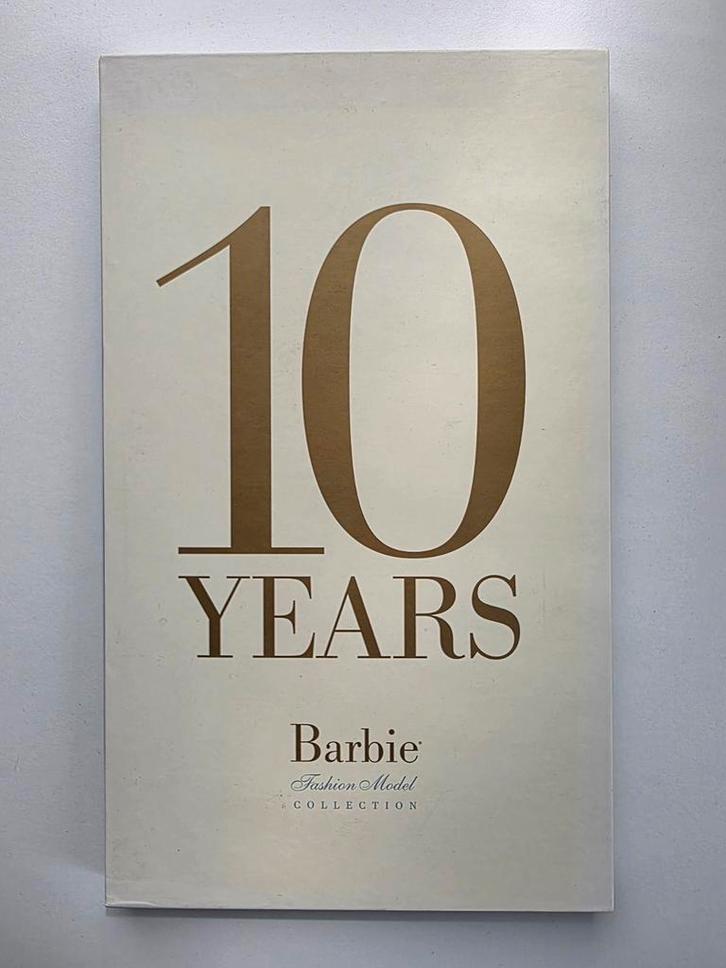 Barbie 10 Years Fashion Model Collection Silkstone boek, Verzamelen, Poppen, Zo goed als nieuw, Fashion Doll, Ophalen of Verzenden