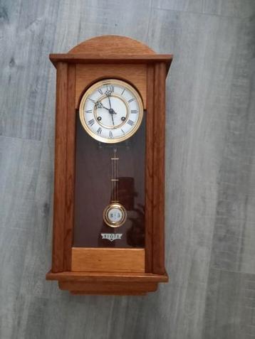 Mooie wandklok beschikbaar voor biedingen