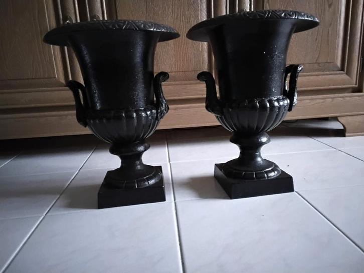 2 Gietijzeren vazen met lus vormig handvat / oren, Tuin en Terras, Tuinvazen, Ophalen