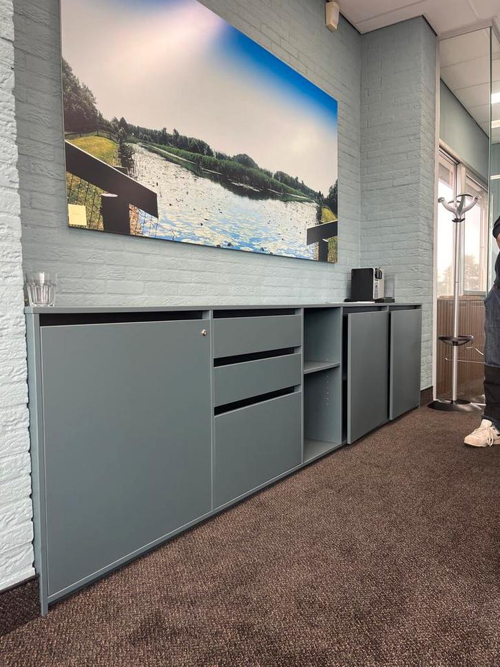 Moderne grijze kast met lades en deuren, Huis en Inrichting, Kasten | Dressoirs, Zo goed als nieuw, 150 tot 200 cm, 25 tot 50 cm