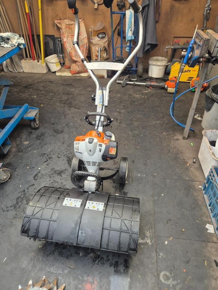 Stihl multimotor MM 56 met borstels , freesmessen en wielen, Tuin en Terras, Veegmachines, Zo goed als nieuw, Ophalen