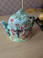 Bewerkte groen/witte theepot met br. konijnen in het gras, Ophalen of Verzenden, Zo goed als nieuw, Overige stijlen, Overige typen