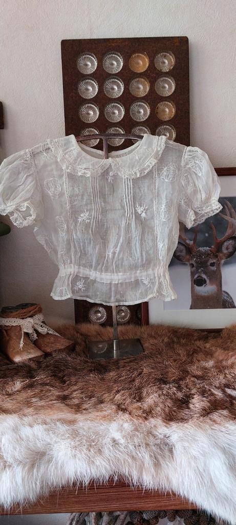 Antiek kinderblousje inclusief standaard, Antiek en Kunst, Antiek | Kleding en Accessoires, Ophalen of Verzenden