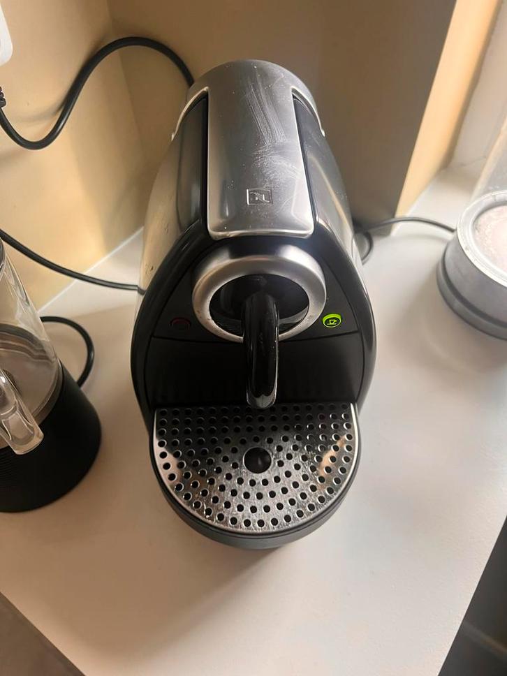 Nespresso apparaat - capsulemachine, Witgoed en Apparatuur, Koffiezetapparaten, Gebruikt, Koffiepads en cups, Espresso apparaat