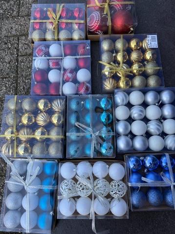 Grote Partij Kerstballen – Ruim 500 Dozen – Div. Designs beschikbaar voor biedingen