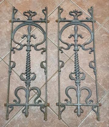2 brocante gietijzeren ornamenten deurroosters franse lelie beschikbaar voor biedingen