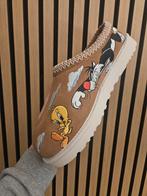 PALACE UGG LOONEY TUNES TASMAN SLIPPER maat 43, Ophalen of Verzenden, Nieuw, Pantoffels of Sloffen