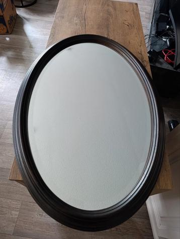 Prachtige ovale spiegel met houten lijst beschikbaar voor biedingen