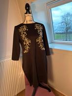 Elegante zwarte jurk met gouden details, Kleding | Dames, Jurken, Maat 38/40 (M), Zwart, Ophalen of Verzenden, Zo goed als nieuw