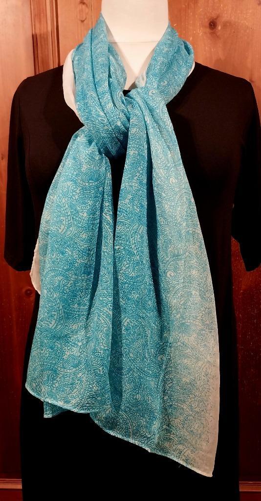 mooie sjaal turquoise wit paisley, Kleding | Dames, Mutsen, Sjaals en Handschoenen, Nieuw, Sjaal, Maat 46/48 (XL) of groter, Ophalen of Verzenden