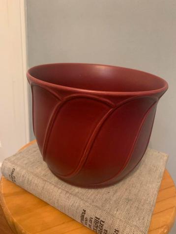 Vintage bloempot burgundy rood binnen beschikbaar voor biedingen