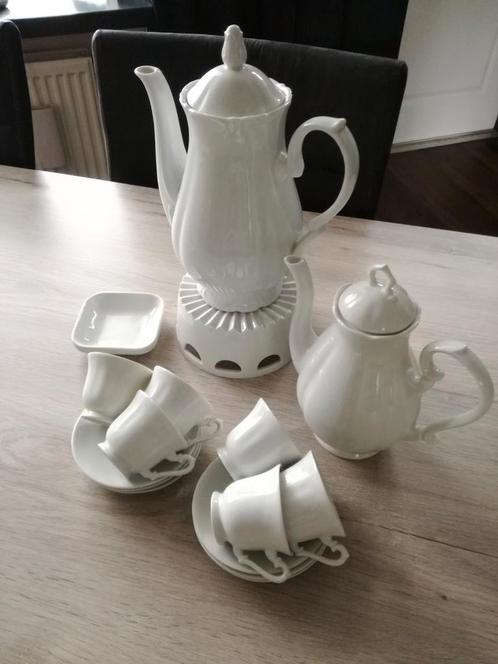 Nieuwe Witte Porseleinen Koffie/Theepot met toebehoren., Huis en Inrichting, Keuken | Servies, Nieuw, Kop(pen) en/of Schotel(s)