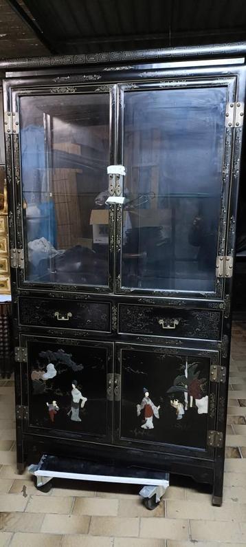 Mooi chinese vitrine kast met 4 deuren, 2 laden, zwarte lack beschikbaar voor biedingen