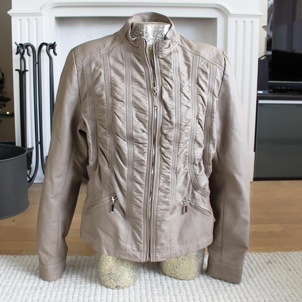 Mooie Adeline Jas (L) € 30,-, Adeline, Beige, Maat 42/44 (L), Ophalen of Verzenden
