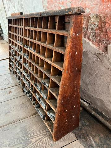 Zeldzaam Grote schuine Antieke Houten VAKKENKAST 128 Vakjes beschikbaar voor biedingen
