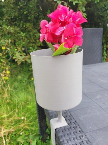 Grijze bloempot met schroefklem, voor bv op het balkon! beschikbaar voor biedingen