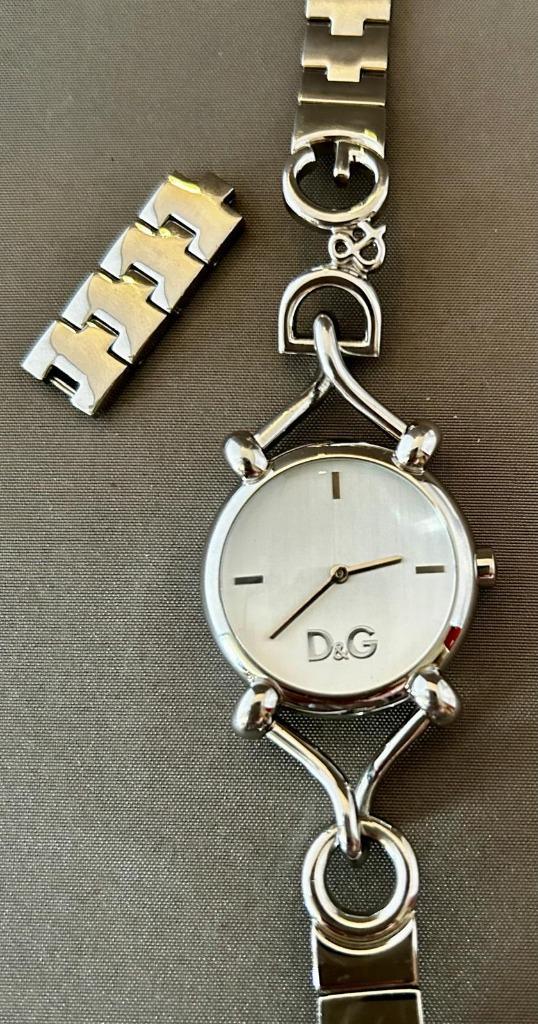 Zilverkleurig D&G dames horloge., Sieraden, Tassen en Uiterlijk, Horloges | Dames, Zo goed als nieuw, Polshorloge, Dolce & Gabbana