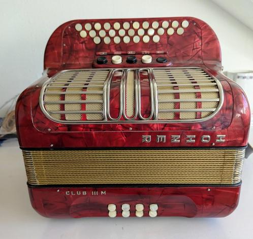 Hohner Club III M, Muziek en Instrumenten, Accordeons, Gebruikt, Knopaccordeon, Hohner, Met riemen, Ophalen of Verzenden