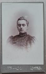 Cdv enge vrouw met pince-nez zwarte ogen Bergen op zoom 190, Ophalen of Verzenden, Voor 1940, Gebruikt, Foto