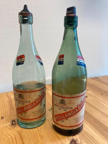 twee vintage bronwaterflessen beschikbaar voor biedingen