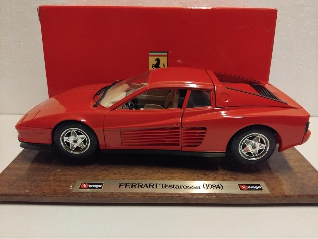 Ferrari Testarossa 1984 red op luxe plateau Bburago 1:18 KRD, Hobby en Vrije tijd, Modelauto's | 1:18, Ophalen of Verzenden, Zo goed als nieuw