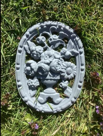 Vintage, brocante, antiek gietijzer ovaal ornament beschikbaar voor biedingen