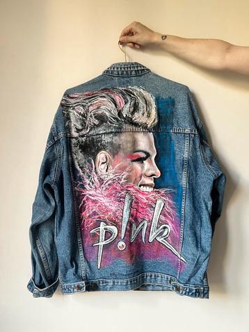 Vintage jas met P!NK beschildering, XL. Pink collectors item beschikbaar voor biedingen