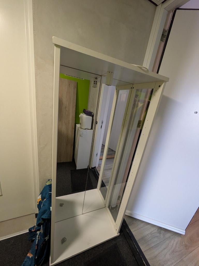 Witte vitrinekast met glazen planken en spiegelwand, Huis en Inrichting, Kasten | Vitrinekasten, Ophalen of Verzenden